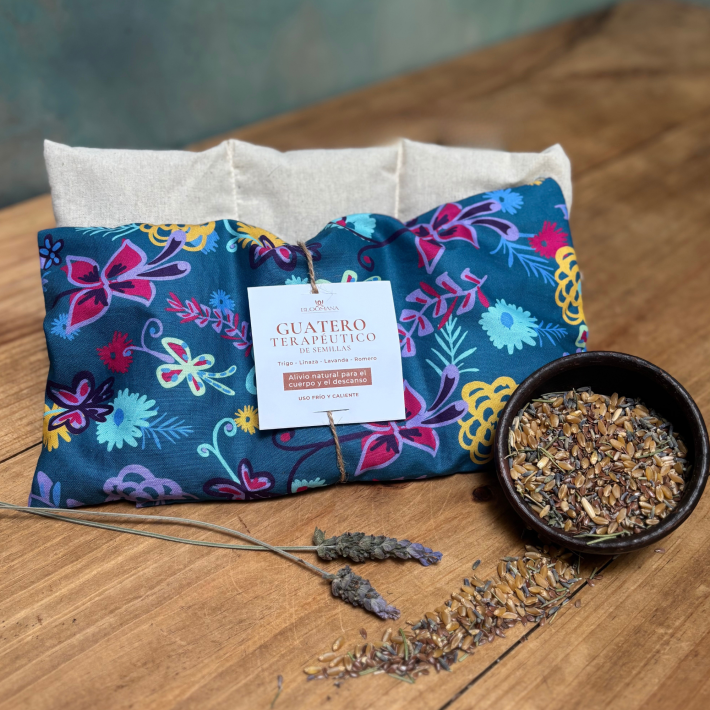 Guatero terapéutico de semillas Bloomana aplicado en la zona abdominal para aliviar dolores menstruales.